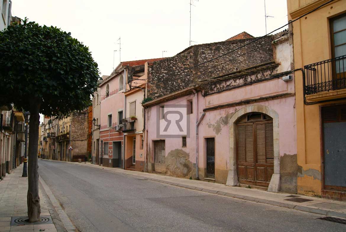 Casa de pueblo para reformar o como inversión para construir pisos - Vallmoll (Tarragona) | En el eje central del pueblo