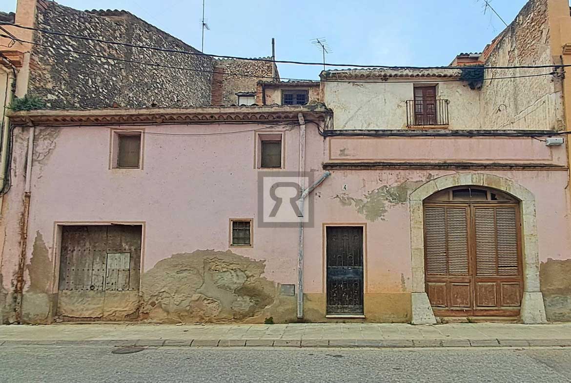 Casa de pueblo para reformar o como inversión para construir pisos - Vallmoll (Tarragona) | Solar urbano a dos calles