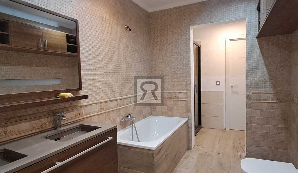 Chalet con 1200 m² de terreno llano Urbanización Masies Catalanes - Alcover | Tarragona - Lavabo con ducha y bañera