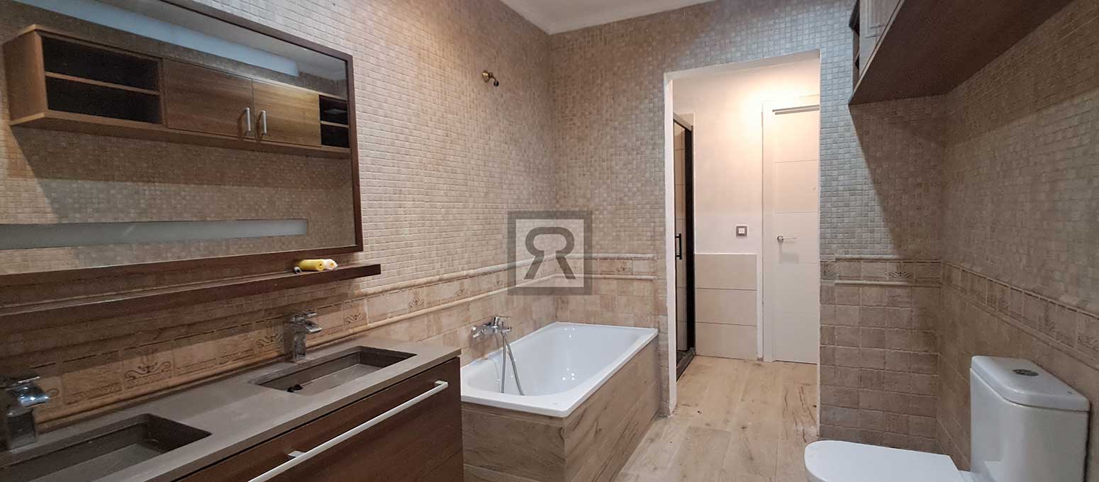 Chalet con 1200 m² de terreno llano Urbanización Masies Catalanes - Alcover | Tarragona - Lavabo con ducha y bañera
