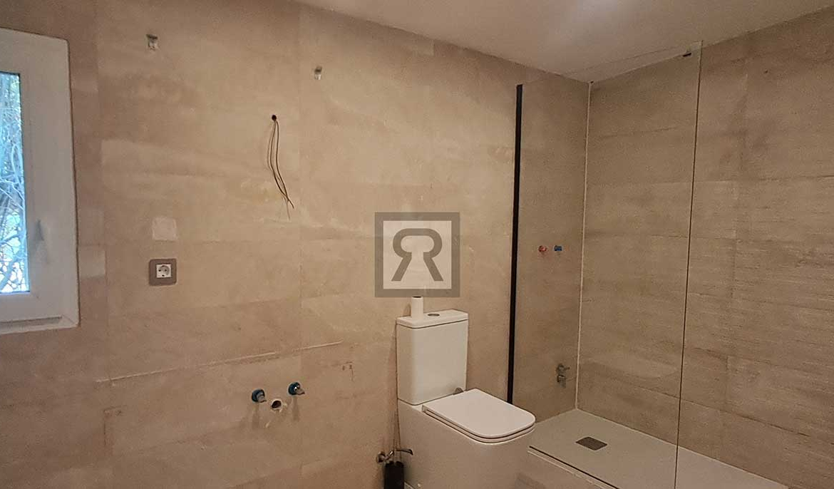Chalet con 1200 m² de terreno llano Urbanización Masies Catalanes - Alcover | Tarragona - Lavabo reformado
