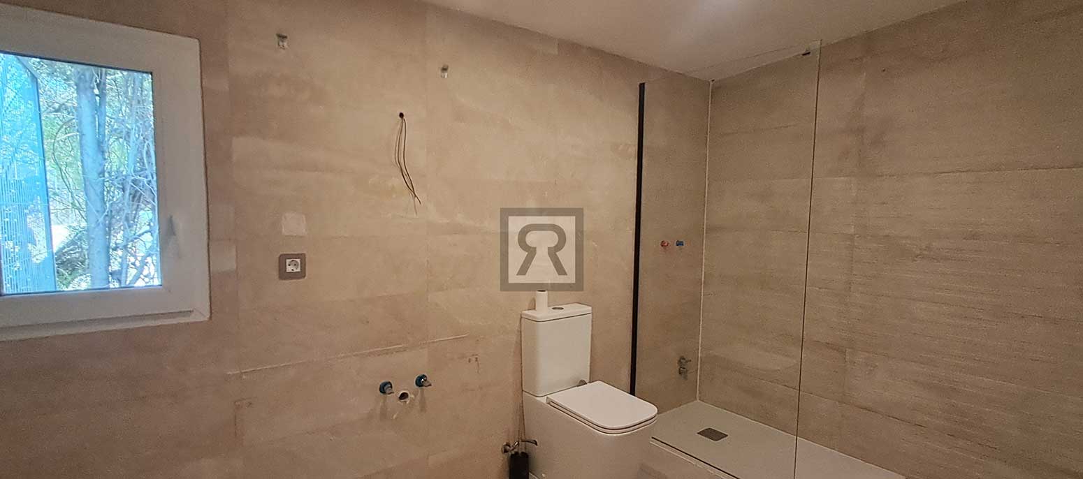 Chalet con 1200 m² de terreno llano Urbanización Masies Catalanes - Alcover | Tarragona - Lavabo reformado
