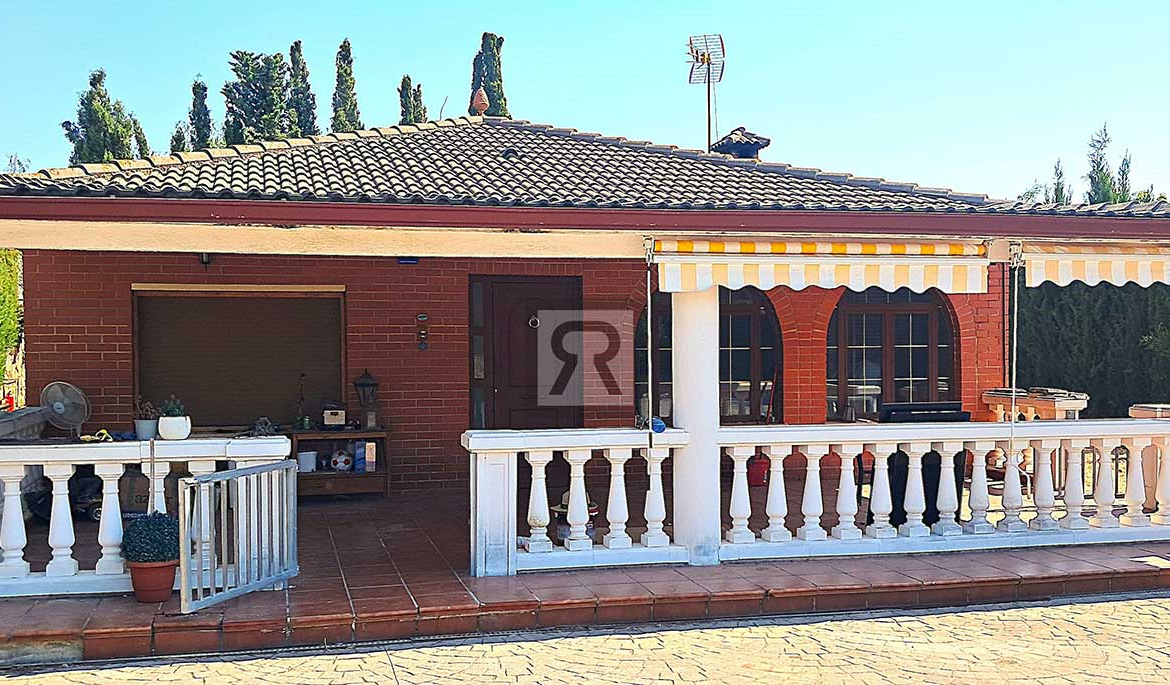 Chalet con 1200 m² de terreno llano Urbanización Masies Catalanes - Alcover | Tarragona - Porche