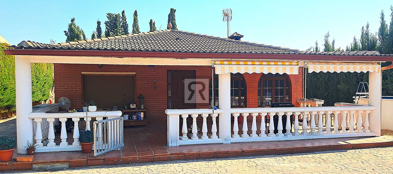 Chalet con 1200 m² de terreno llano Urbanización Masies Catalanes - Alcover | Tarragona - Porche