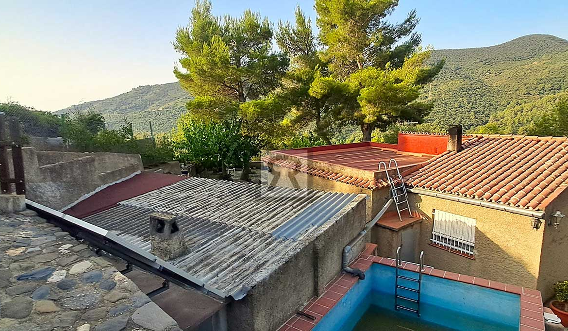Finca de 5000m² con masía en montaña y con agua - La Selva del Camp (Tarragona) | Piscina